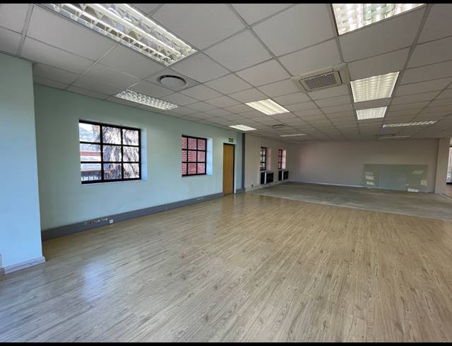 224.60M² OFFICE TO LET IN LYME PARK
